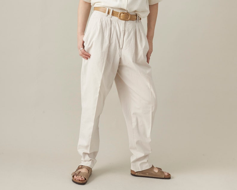 pantalon blanc vintage pour femme taille 30 Pantalon plissé taille haute blanc cassé pour l'été avec coupe effilée, poches, boucles de ceinture image 1