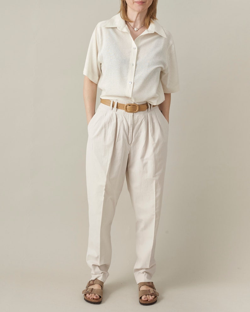 pantalon blanc vintage pour femme taille 30 Pantalon plissé taille haute blanc cassé pour l'été avec coupe effilée, poches, boucles de ceinture image 7