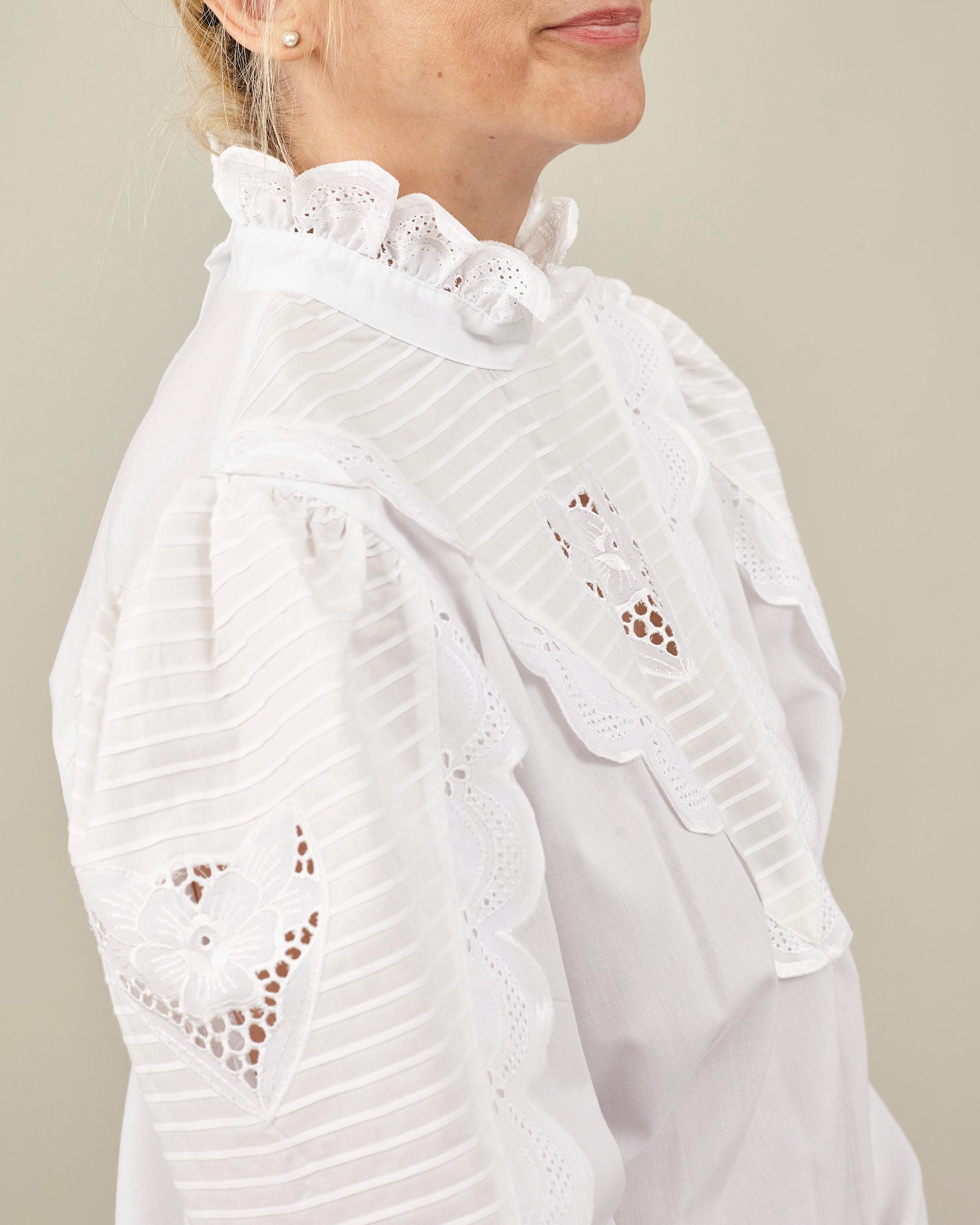 White Ruffle Collar Vintage Women White Blouse, Ruffled Collar, Embroidery Details, Puffed ...