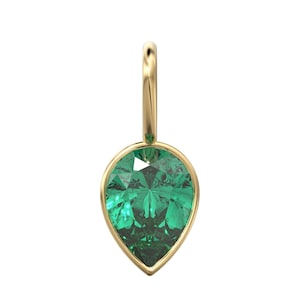 Op de afbeelding: Een peervormige groene edelsteen hanger gezet in een gepolijste geelgouden zetting. De druppelvormig geslepen steen heeft een gefacetteerd oppervlak dat licht reflecteert, en de hanger bevat een klein, bijpassend rond oogje van geelgoud.