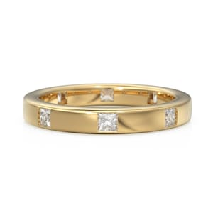 Può includere: Un anello a fascia in oro con cinque diamanti quadrati. L'anello ha una finitura lucida e un design classico. I diamanti sono equidistanti attorno all'anello. Il design dell'anello è elegante.