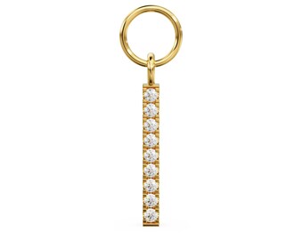 Puede incluir: Un colgante de oro con una barra vertical de pequeñas piedras transparentes. El colgante tiene un bucle redondo en la parte superior para sujetarlo a una cadena.