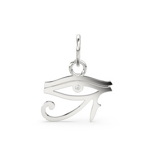Puede incluir: Pendiente de plata con el Ojo de Horus con un peque&ntilde;o diamante en el centro. El pendiente tiene un bucle en la parte superior para sujetarlo a una cadena.