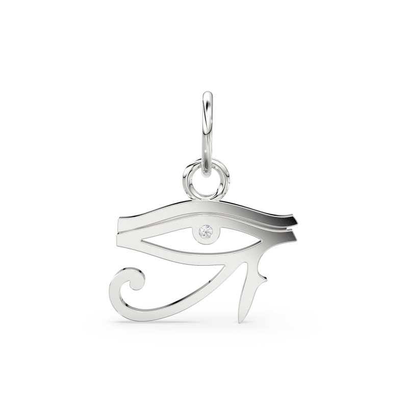 Puede incluir: Pendiente de plata con el Ojo de Horus con un peque&ntilde;o diamante en el centro. El pendiente tiene un bucle en la parte superior para sujetarlo a una cadena.