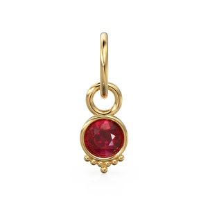 Natürlicher roter Rubin Charm, Juli Geburtsstein 18k Solid Gold Charm, handgemachter Gold Charm, Designer Charm Anhänger, Charms Halskette, Rubin Charm