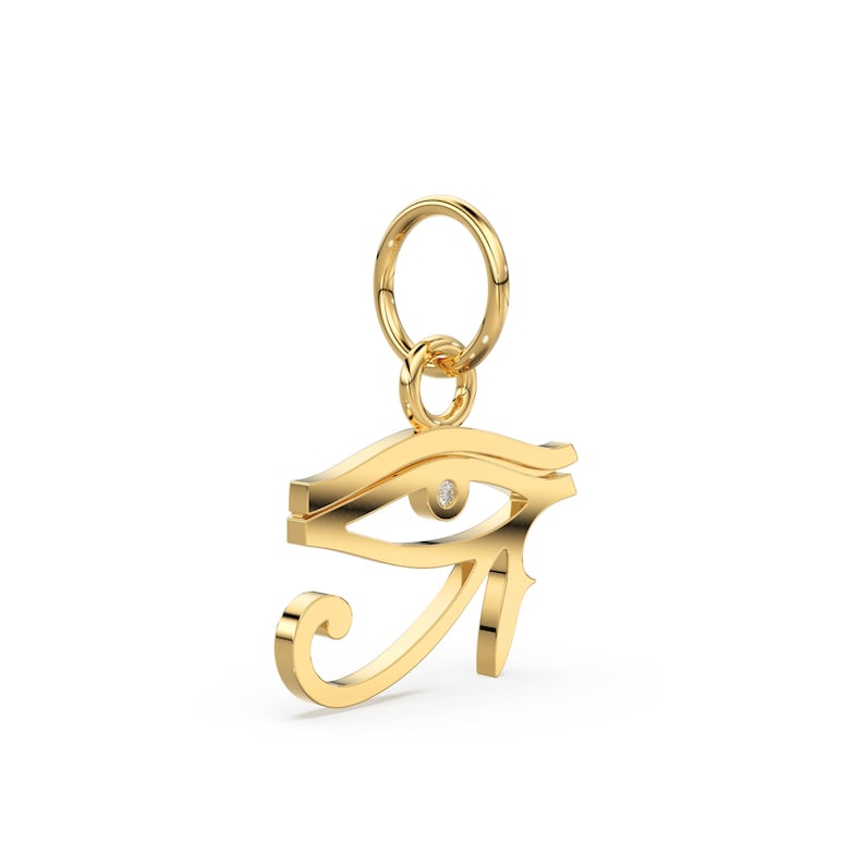 Puede incluir: Encanto de colgante de oro con el s&iacute;mbolo del Ojo de Horus con un peque&ntilde;o diamante en el centro. El encanto tiene un bucle para sujetarlo a un collar o pulsera.
