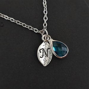 Collar de hoja con inicial y piedra de nacimiento para mujer