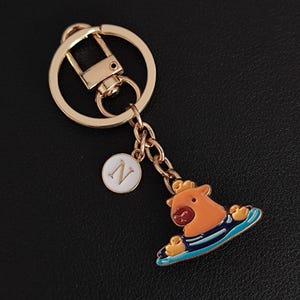 Bijou de sac en capybara nageur : épingle à double usage