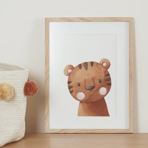 HappyArts® Poster Wandbild Baby Tiger A4 Safari Tiere Portrait Aquarell Bilder Kinderzimmer Deko Babyzimmer Taufgeschenk Geburt