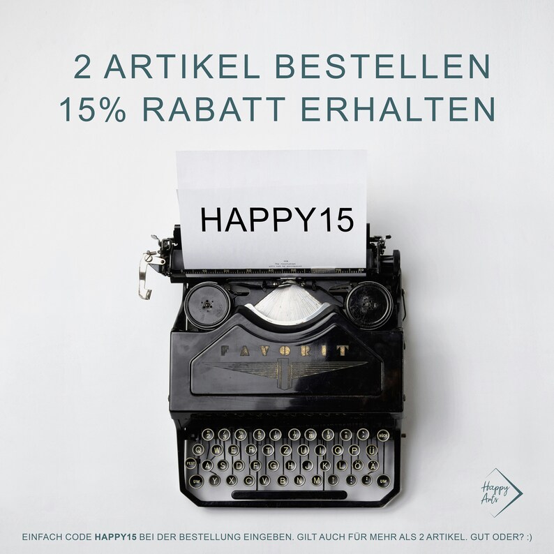 May include: A black vintage typewriter with a white paper sheet inserted. The paper sheet has the text "HAPPY15" typed on it. The text below the typewriter reads "EINFACH CODE HAPPY15 BEI DER BESTELLUNG EINGEBEN. GILT AUCH F&Uuml;R MEHR ALS 2 ARTIKEL. GUT ODER? :)"