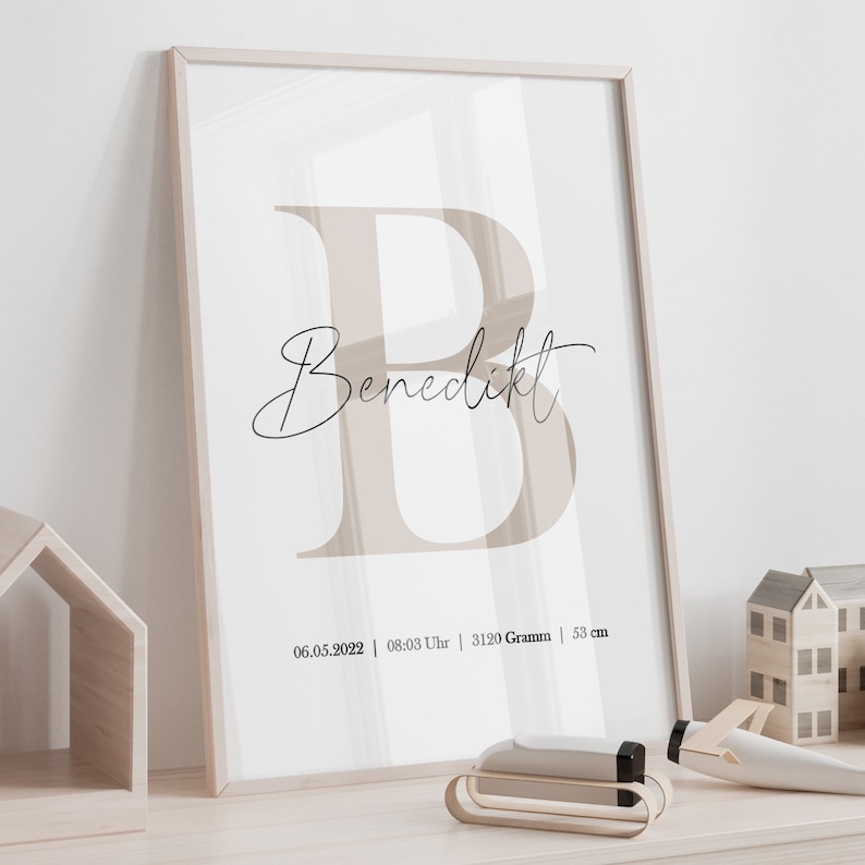 May include: A framed print with a large beige letter "B" and the name "Benedikt" written in cursive. The date "06.05.2022", time "08:03 Uhr", weight "3120 Gramm", and length "53 cm" are printed below the name.