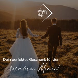 May include: A bride and groom walking hand-in-hand in a field, with a sunset in the background. The text "Happy Arts" is in a white diamond shape at the top of the image. The text "Dein perfektes Geschenk f&uuml;r den besonderen Moment." is at the bottom of the image.