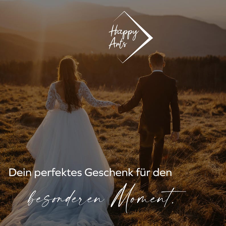 May include: A bride and groom walking hand-in-hand in a field, with a sunset in the background. The text "Happy Arts" is in a white diamond shape at the top of the image. The text "Dein perfektes Geschenk f&uuml;r den besonderen Moment." is at the bottom of the image.