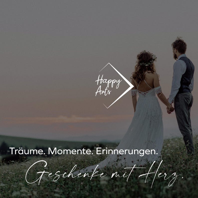May include: A couple in wedding attire stand in a field with a sunset in the background. The text "Happy Arts" is in a white diamond shape. The text "Tr&auml;ume. Momente. Erinnerungen. Geschenke mit Herz." is at the bottom of the image.