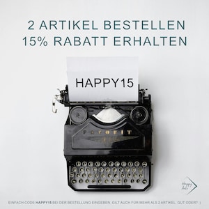 May include: A black vintage typewriter with a white paper sheet inserted. The paper sheet has the text "HAPPY15" typed on it. The text below the typewriter reads "EINFACH CODE HAPPY15 BEI DER BESTELLUNG EINGEBEN. GILT AUCH F&Uuml;R MEHR ALS 2 ARTIKEL. GUT ODER? :)"