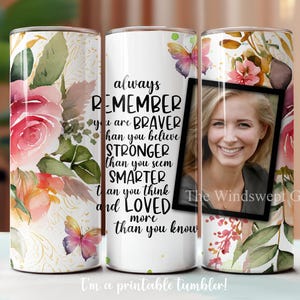 Foto 20oz Skinny Tumbler Sublimação Design, Tumblers Inspiradores, Download Instantâneo, Tumbler SEM COSTURA, Modelo de Foto, Stronger Braver