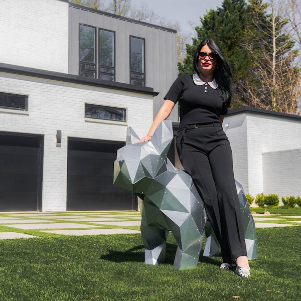 Escultura poligonal de bulldog francés de metal a tamaño real: arte canino moderno