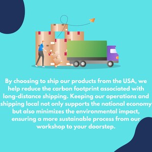 Op de afbeelding: Een bestelwagen met een groene cabine en een paarse achterkant wordt geladen met dozen door een persoon die een blauw shirt en een rode pet draagt. De bestelwagen staat op een blauwe achtergrond met een papieren vliegtuigje dat erboven vliegt. De tekst onder de afbeelding luidt: "Door te kiezen om onze producten vanuit de VS te verzenden, helpen we de CO2-voetafdruk te verminderen die gepaard gaat met langeafstandstransport. Door onze activiteiten en verzendingen lokaal te houden, ondersteunen we niet alleen de nationale economie, maar minimaliseren we ook de impact op het milieu, waardoor we een duurzamer proces garanderen van onze werkplaats tot aan uw voordeur."