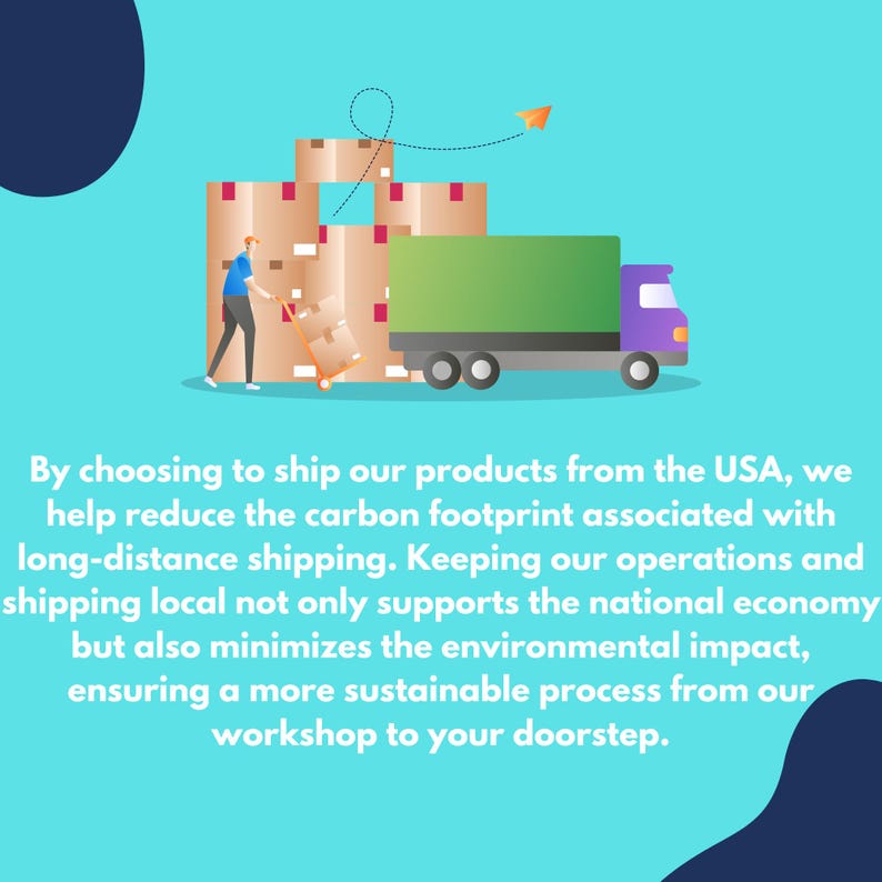 Op de afbeelding: Een bestelwagen met een groene cabine en een paarse achterkant wordt geladen met dozen door een persoon die een blauw shirt en een rode pet draagt. De bestelwagen staat op een blauwe achtergrond met een papieren vliegtuigje dat erboven vliegt. De tekst onder de afbeelding luidt: "Door te kiezen om onze producten vanuit de VS te verzenden, helpen we de CO2-voetafdruk te verminderen die gepaard gaat met langeafstandstransport. Door onze activiteiten en verzendingen lokaal te houden, ondersteunen we niet alleen de nationale economie, maar minimaliseren we ook de impact op het milieu, waardoor we een duurzamer proces garanderen van onze werkplaats tot aan uw voordeur."
