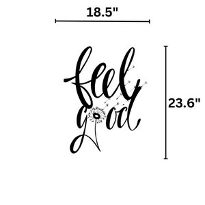 Op de afbeelding: Zwart-witte kalligrafie-kunstprint met de tekst "feel good" en een paardenbloem met zaden die in de wind waaien. De print is 47 cm breed en 60 cm hoog.