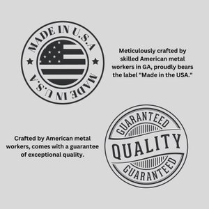 Op de afbeelding: Zwart-wit grafisch ontwerp met de tekst "Made in U.S.A." en een gestileerde Amerikaanse vlag. De tekst "Guaranteed Quality" is ook te zien in een cirkelvormig ontwerp.
