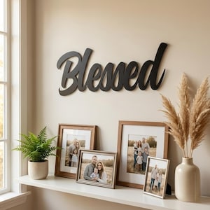 Letrero de metal "Bendito" para pared: decoración con palabras cursivas para casas de estilo rústico y moderno.