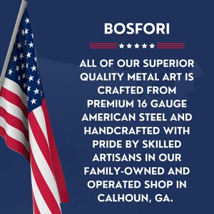 Op de afbeelding: Een Amerikaanse vlag in rood, wit en blauw staat voor een blauwe achtergrond met de tekst "BOSFORI" en een beschrijving van de metaalkunst van het bedrijf. De tekst luidt: "Al onze hoogwaardige metaalkunst is gemaakt van premium 16 gauge Amerikaans staal en met trots met de hand gemaakt door ervaren ambachtslieden in onze familiebedrijf in Calhoun, Georgia."