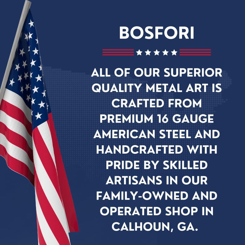 Op de afbeelding: Een Amerikaanse vlag in rood, wit en blauw staat voor een blauwe achtergrond met de tekst "BOSFORI" en een beschrijving van de metaalkunst van het bedrijf. De tekst luidt: "Al onze hoogwaardige metaalkunst is gemaakt van premium 16 gauge Amerikaans staal en met trots met de hand gemaakt door ervaren ambachtslieden in onze familiebedrijf in Calhoun, Georgia."