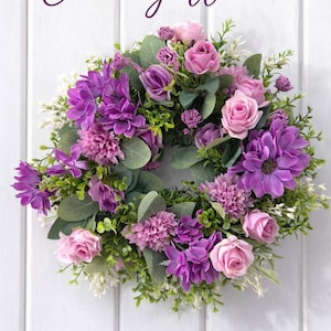 Peut inclure: Une couronne funéraire ornée de diverses fleurs violettes et roses, dont des roses et des dahlias, avec un feuillage vert. Le texte "Cemetery Wreath" est au-dessus et "Memorial Decoration for Cemetery" en dessous.
