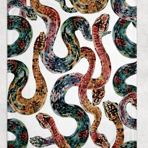 Peut inclure: Un textile blanc avec un motif répété de serpents colorés. Les serpents sont représentés dans diverses poses, avec un effet aquarelle. La palette de couleurs comprend des nuances de rouge, de bleu, de vert et d'orange.