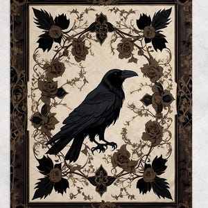 Peut inclure: Une œuvre d'art encadrée représentant un corbeau noir perché dans une couronne florale de roses et de feuilles sombres. L'œuvre a une esthétique gothique, avec un fond crème et une bordure marron foncé avec des éléments décoratifs.