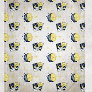 Peut inclure: Une couverture crème avec un motif répété d'éléments célestes. Le motif présente des illustrations à l'aquarelle du soleil, de la lune, des étoiles et des cartes de tarot. Les cartes représentent une scène de lune et de nuages. La couverture a une esthétique douce et vintage.