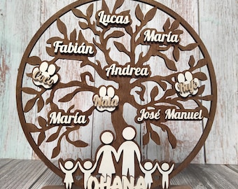 Wooden family tree, personalized with the names of the family. A unique gift personalized.