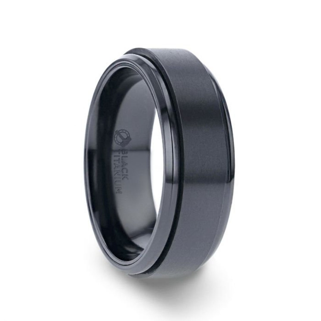 PILOT ガンメタル タングステン リング ブラックサファイア付き - 8 mm 結婚指輪、プロミスリング - Etsy 日本 | Thorsten Varen | メンズチタンリング | 軽量チタン| 快適フィット | ブラックチタン光沢仕上げ メンズドーム型ウ
