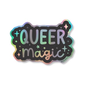 Puede incluir: Una pegatina holográfica con fondo negro y el texto "QUEER magic" en blanco. La pegatina está decorada con pequeñas estrellas blancas.