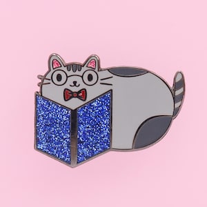 Épingle d&#39;émail de chat de livre, cadeau pour les collectionneurs d&#39;épinglettes, épingle d&#39;amateur de livres, épingle de chat et de livres, rat de bibliothèque, nerd de livre, épingle de chat kawaii, épingle d&#39;émail livresque