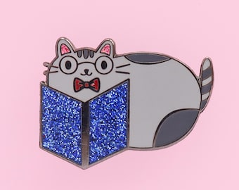 Emaille pin boek kat, cadeau voor pin verzamelaars, pin boekenliefhebber, pin kat en boeken, boekenwurm, boekennerd, kawaii katten pin, leesgrage email pin