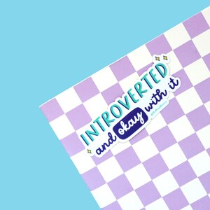 Sticker vinyle introverti, ça va, sticker fier introverti, sticker confiance tranquille pour ordinateur portable, journal ou bouteille d'eau