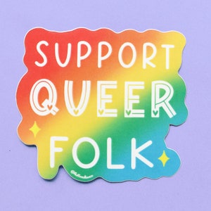 Adesivo in vinile per sostenere la gente queer, adesivo per l'orgoglio LGBTQ+, adesivo con affermazione inclusiva per laptop, diario o bottiglia d'acqua.