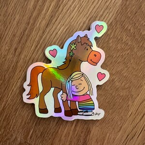 Holographischer Aufkleber / Sticker blondes Mädchen mit Pony / Pferd im Peanuts Style / 8,5 cm hoch