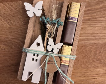 Geschenkset aus Holz, Resin, Trockenblumen und mit 4 Riegeln Merci-Schokolade - handmade with love! Geschenkidee, Mitbringsel, Geschenk...