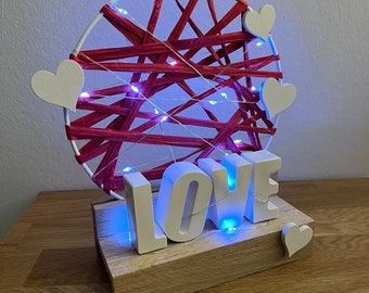 Handgefertigte Holzdeko mit LOVE-Schriftzug u. Lichterkette. Perfekte Dekoration für Ihr Zuhause oder auch als Geschenk zum Valentinstag.