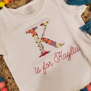 Carta floral camisa de niña, camisa de niña monograma, body de nombre, camisa bordada inicial floral, nombre bordado bebé, inicial floral