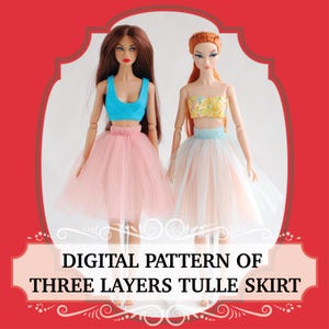 Puede incluir: Patrón digital para una falda de tul de tres capas para muñecas. El patrón se muestra en dos muñecas que llevan la falda en tul rosa y blanco.