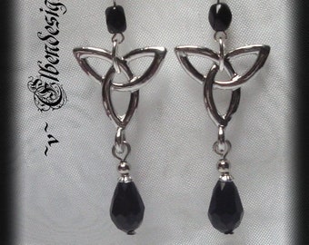 Boucles d’oreilles ~Triquetra~ noir Wicca sorcière païenne Déesse Boucles d’oreilles gothiques Lustres Nœuds celtiques