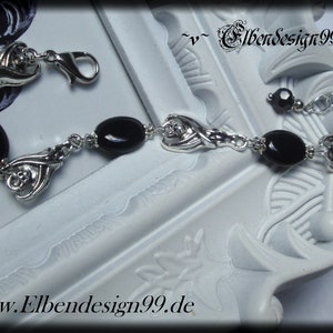 Armband mit schlafenden Fledermäusen und schwarzen Onyx-Perlen.
Karabinerschluss und Verlängerungskettchen mit schwarzer Glasperle am Ende.