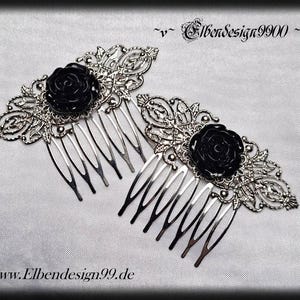 Könnte beinhalten: Zwei silberne Haarkämme mit schwarzen Rosenverzierungen. Die Kämme haben filigranes Design und sind perfekt, um jeder Frisur einen Hauch von gotischer Eleganz zu verleihen.