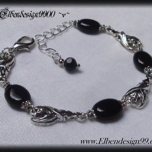 Armband mit schlafenden Fledermäusen und schwarzen Onyx-Perlen.
Karabinerschluss und Verlängerungskettchen mit schwarzer Glasperle am Ende.