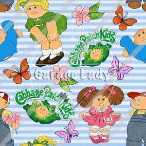 Może przedstawiać: Powtarzający się wzór z lalkami Cabbage Patch Kids, motylami i kwiatami na niebiesko-białym tle w paski. Lalki są w różnych strojach, a także obecny jest tekst "Cabbage Patch Kids".