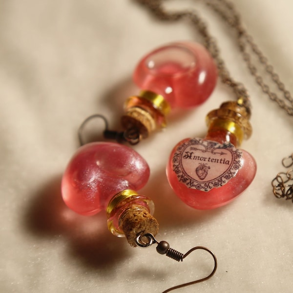 Potion d’amour | Boucles d’oreilles en bouteille coeur et collier | Bijoux inspirés par les sorciers